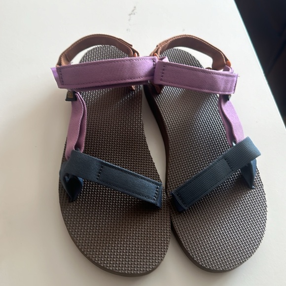 Brand new, never worn Teva sandals! Size:10 - Picture 3 of 4